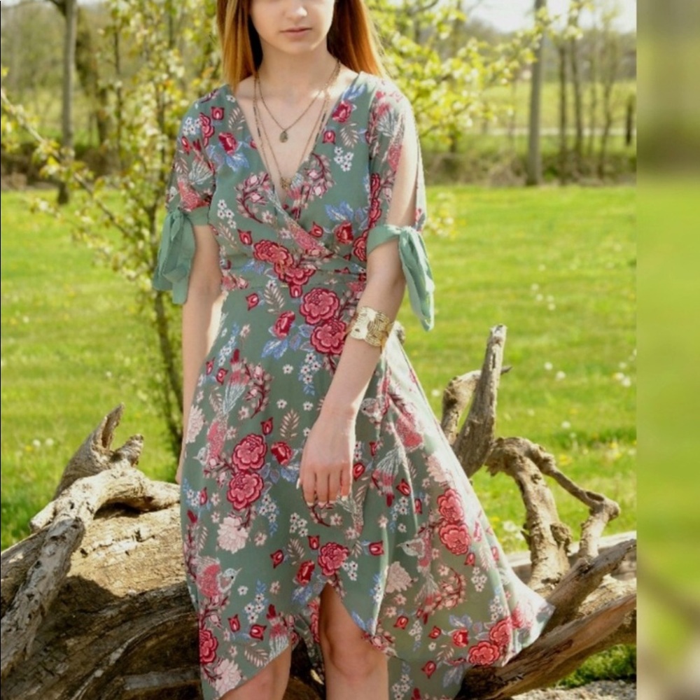 One left 💄Floral hi lo wrap dress w/ cold shoulder sleeves